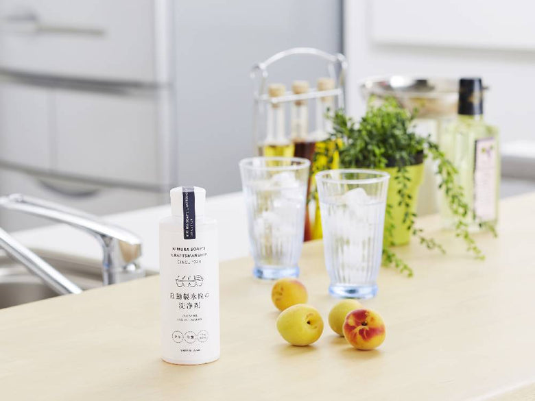 木村石鹸「ずぼらセット」に含まれる各種洗浄剤用ガラスボトルが並んでいる画像