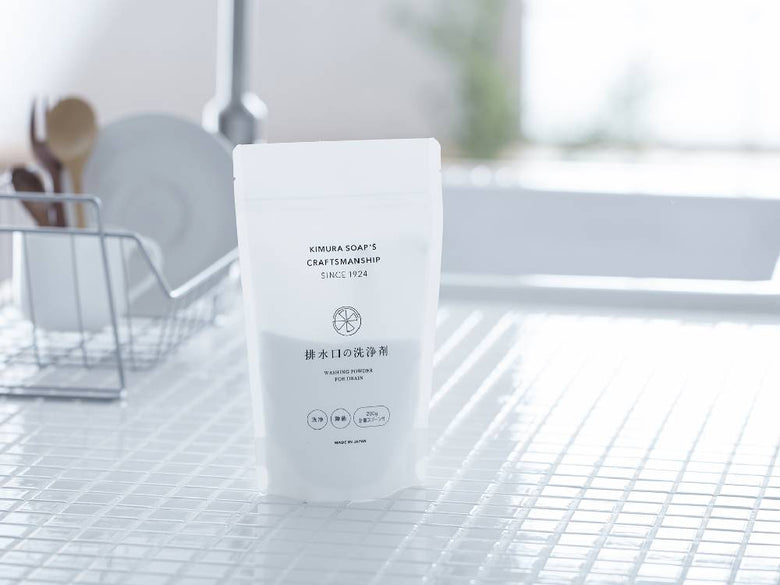 木村石鹸のずぼらセット。ラベルが貼られたプラスチック容器に入った複数の洗浄剤がパッケージされた商品