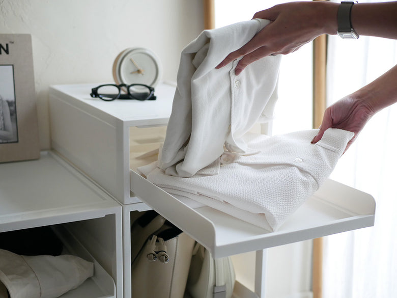 like-it/ライクイット クローゼットシステムオールホワイトのオープントレータイプ引き出しが配置されたモダンな収納棚