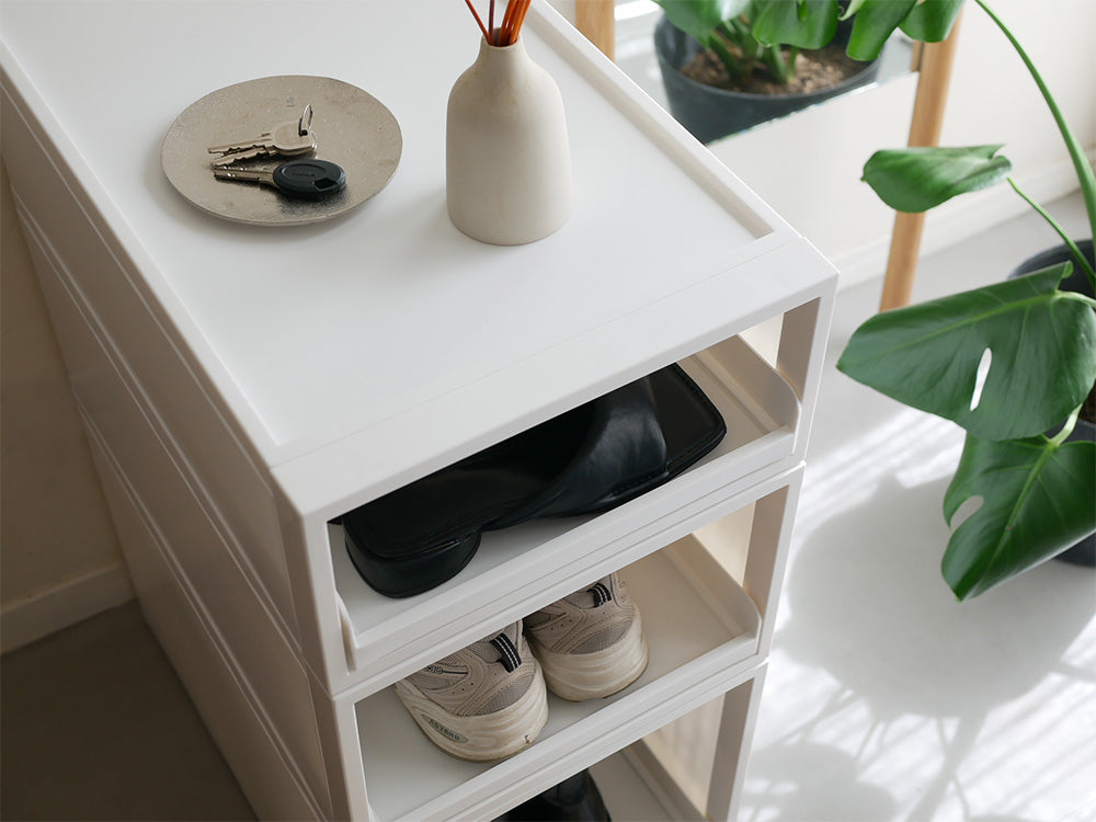 オールホワイトのライクイットクローゼットシステム用オープントレー引き出しとシェルフが配置された収納家具