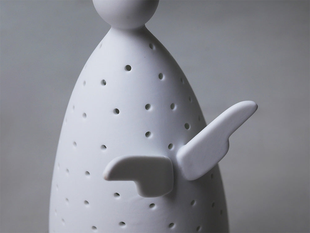 rader/レダーの「Angel of light」磁器製天使像とミニLEDライトが配置された室内装飾用オブジェ