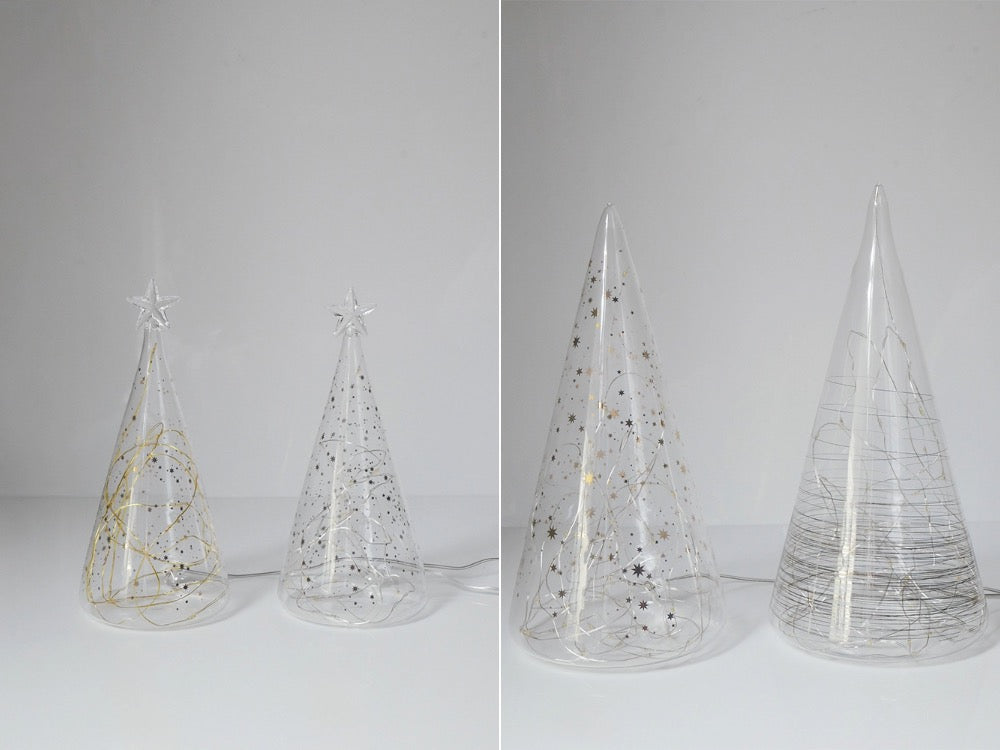 シルバーオーナメントとクリスマスライトで飾られたLEDグラス製クリスマスツリー