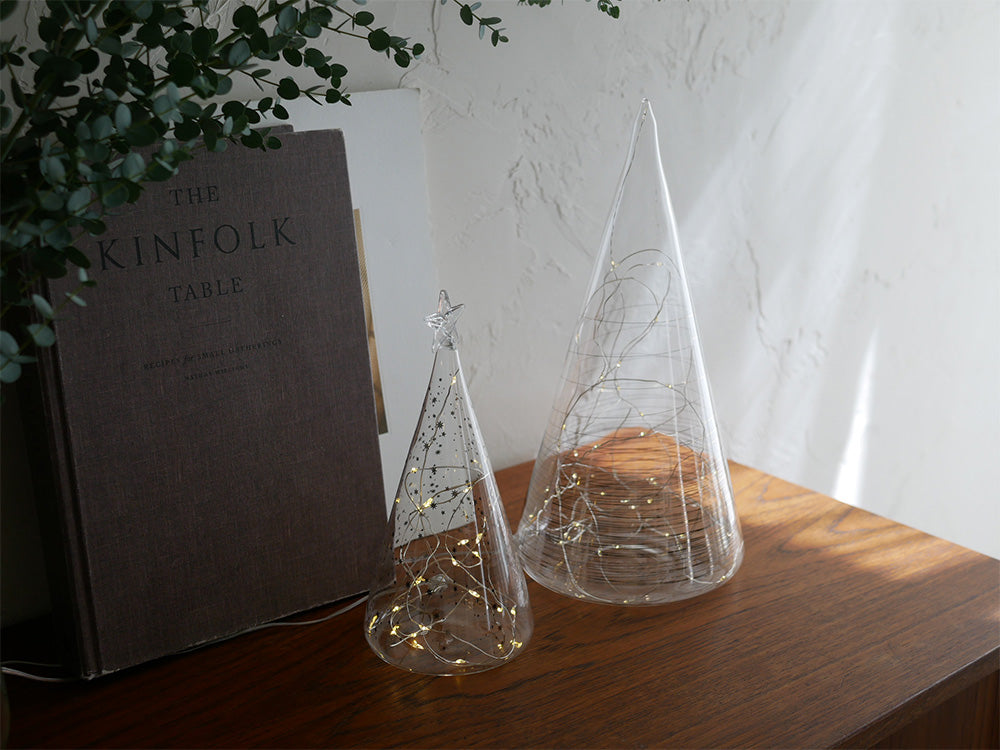 銀色の透明ガラスで作られた円錐形のLEDツリー