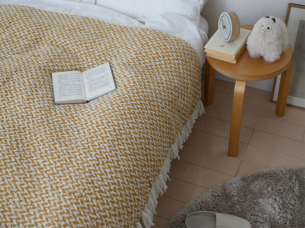 シセイのウールブランケット「レジャリー」、茶色の天然素材を使用した織物ブランケット。リビングやベッドでの使用に最適です。