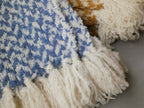 青色のシセイ製ウールブランケット『レジャリー』、織り模様が施されたナチュラル素材のテキスタイル