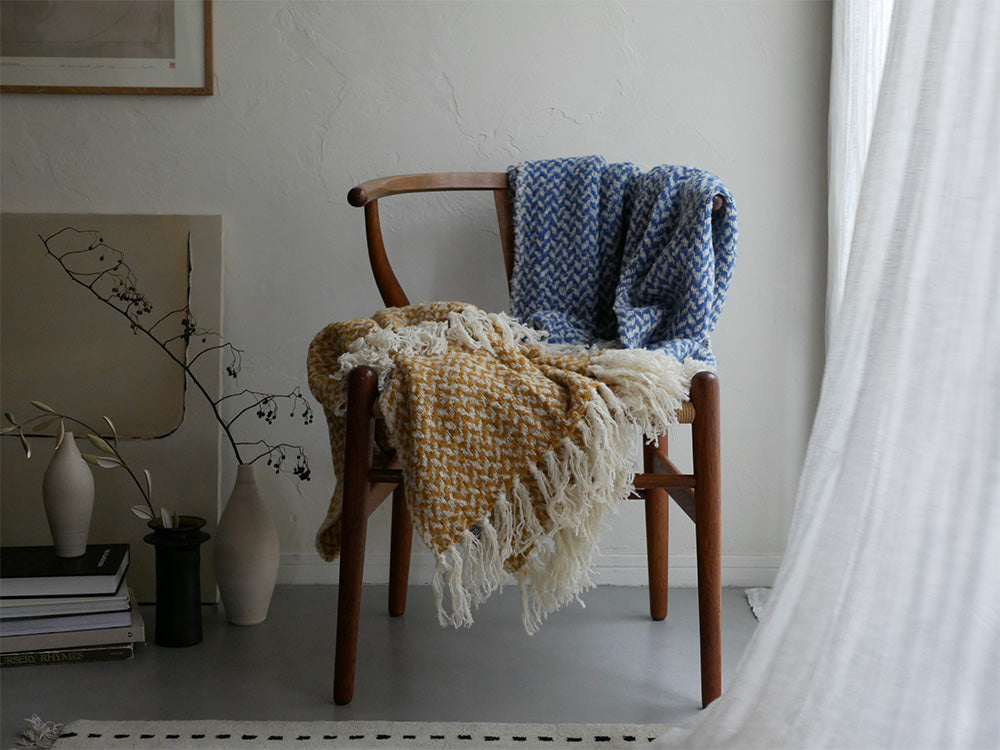 木の床の上に広げられたshesayのウールブランケット レジャリー