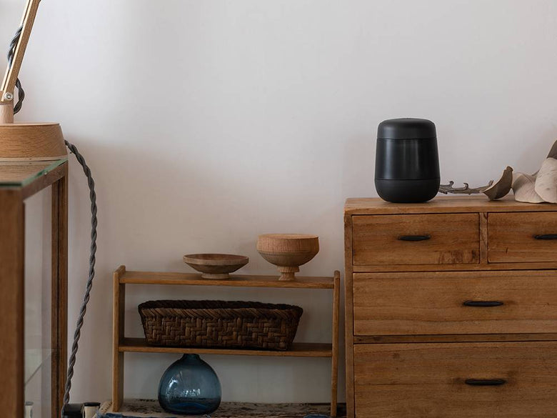 木製のチェストドロワーが並ぶナチュラルな収納家具の写真