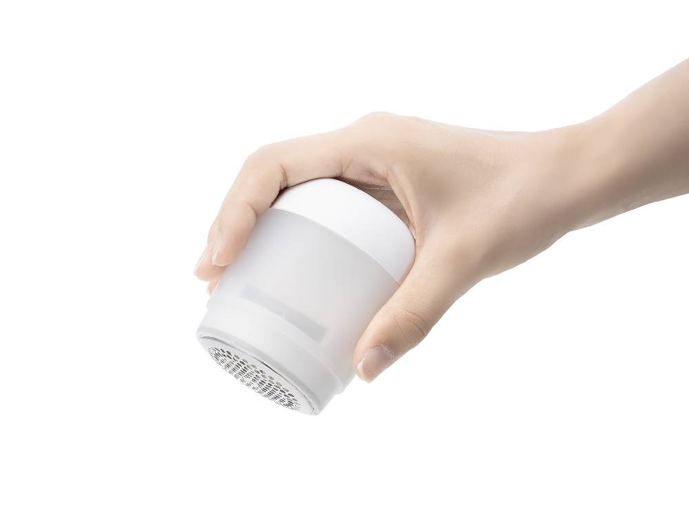 プラスマイナスゼロ毛玉クリーナーの白色モデル。コンパクトなABS樹脂製の小型家電でUSB Type-C充電対応。