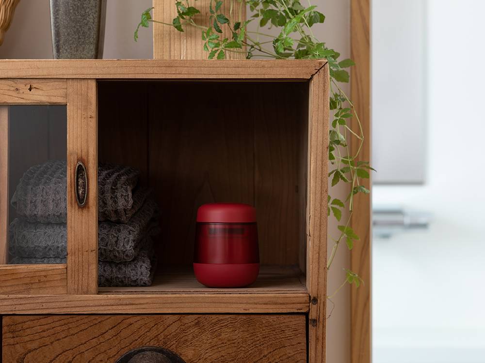 木目調の棚、キャビネット、引き出し、ハッチが配置された木製家具