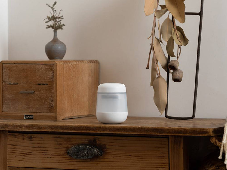 プラスマイナスゼロ製ホワイトカラーの円筒形小型電動毛玉クリーナー。ABS樹脂製で蓋が付いた家庭用アプライアンス