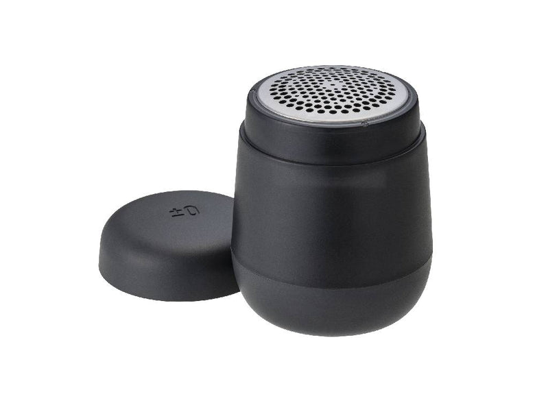 プラスマイナスゼロ毛玉クリーナー本体とUSBケーブル、クリーニングブラシが並んだ商品画像