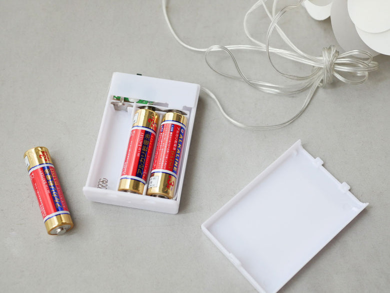 電池や配線を含む電子部品が組み込まれたレダーのMoon Light Tallライト