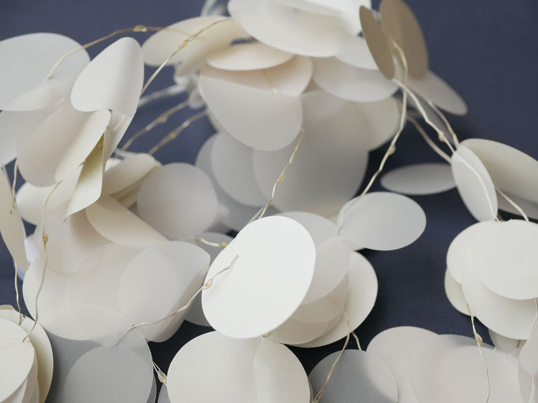 rader Moon Light Tallの自然素材を使用した約50cmの紙製LEDライトフィクスチャー。パーティ用品として最適なムーンライトタワー