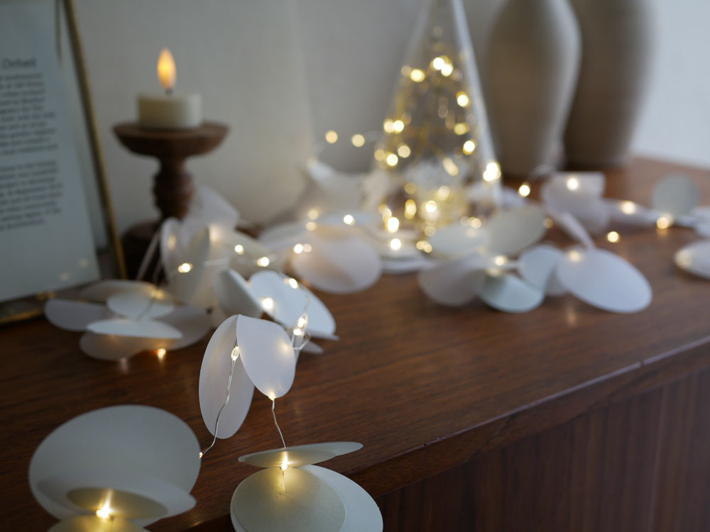 銀色のクリスマスライトで装飾されたクリスマスオーナメント