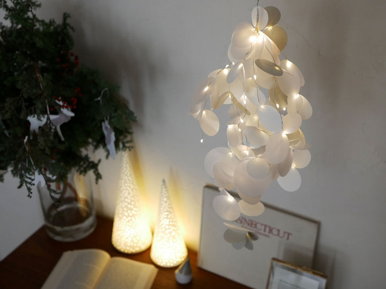 紙とLEDを使用した約50cmのクリスマスオーナメント「Moon Light Tall」、球形の自然素材ライトが柔らかい光を放つデザイン