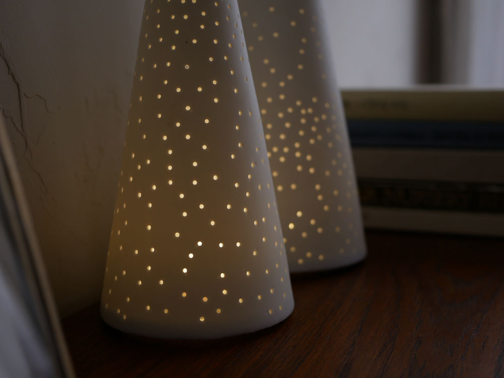 ポルカドット柄の円筒形シェードを備えた【rader/レダー】Light forest LEDのLEDランプ