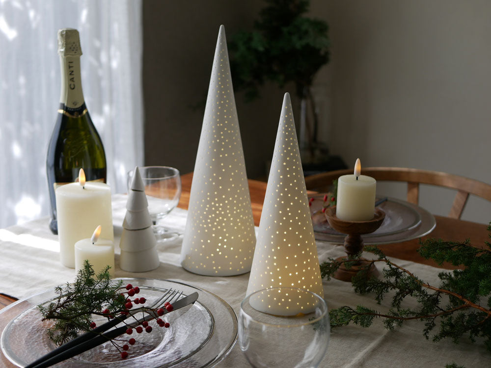 クリスマスツリーとテーブル上に飾られた【rader/レダー】Light forest LED