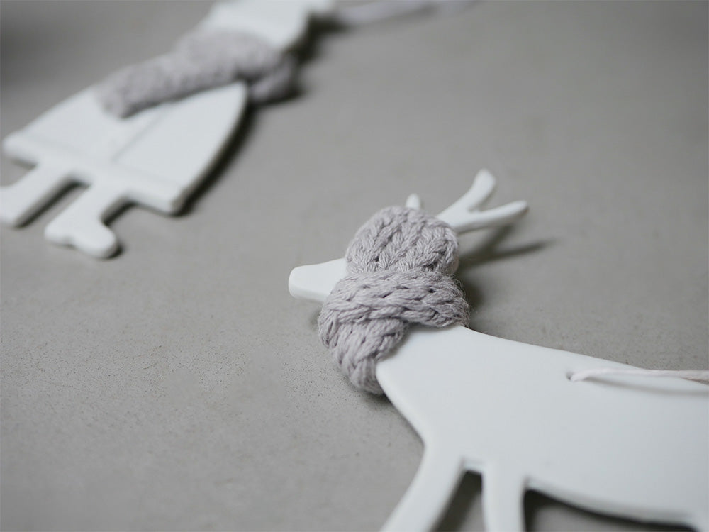 銀色の磁器と羊毛で作られたシカのオーナメント