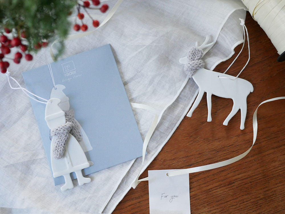 銀色のデザインが施された紙製の「winter friends」オーナメント。ギフトやパーティー用品として最適なクリエイティブアート作品です。