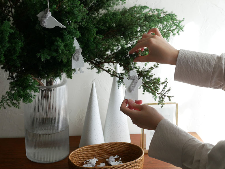 室内の花鉢とともに飾られたraderレダーのWinter Friendsオーナメント