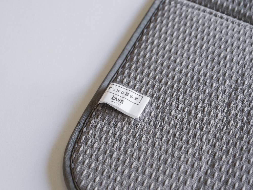 bws SELECTION すっきり暮らす水切りマットの銀色と灰色のポリエステルメッシュデザイン。キッチンで使用する軽量な水切りマット