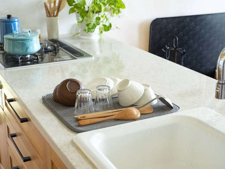 bws SELECTIONのすっきり暮らす水切りマットがキッチンのカウンターに置かれ、シンクや調理器具と共に使用されている様子