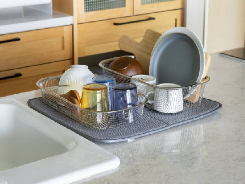 キッチンで食器や調理器具を置いたすっきり暮らす水切りマット
