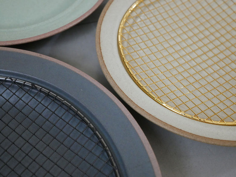 【KIKIME/キキメ】揚げたてをキープする網付きプレート amimeの半月型陶器皿と黒酸化網がセットされた商品画像