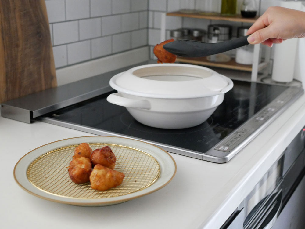 キキメ amime揚げたて保持用の黒酸化網付き美濃焼陶器プレート