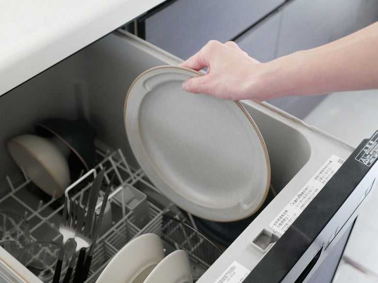 キキメ「amime」揚げたてキープ用半月型網付きプレート。美濃焼の陶器皿と黒酸化仕上げのステンレス網がセットされたデザイン。