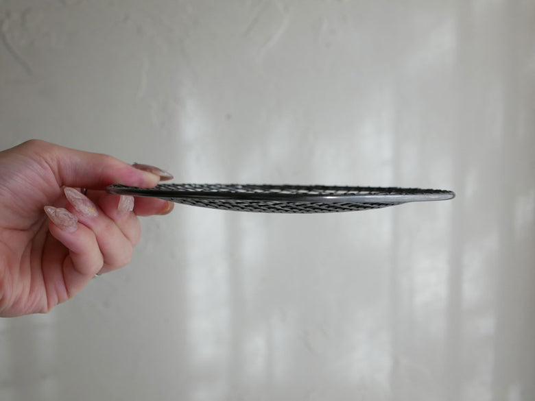 銀色のカーボンファイバー製メッシュ付き「amime」揚げたてキーププレート