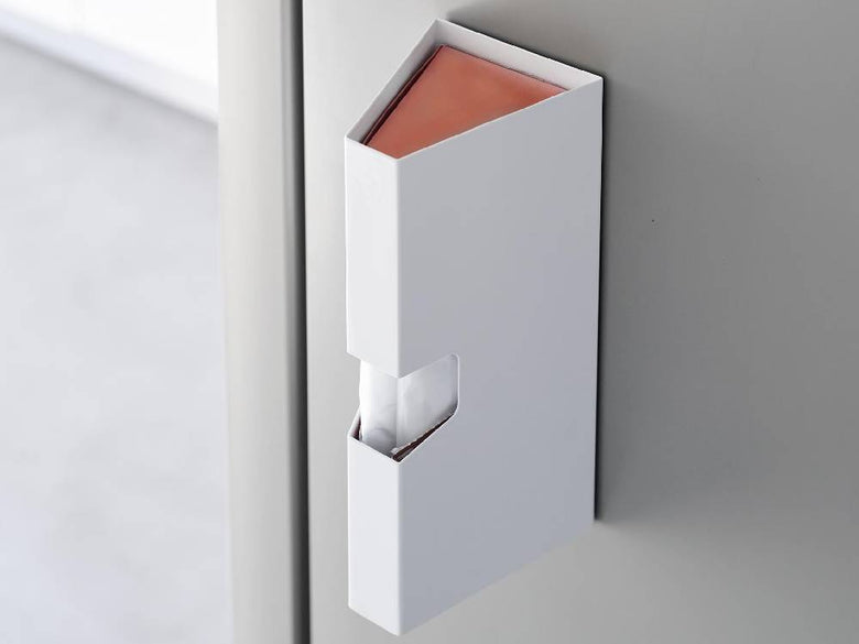 ホワイトのマグネットプラスチックバッグケース『タワー』がドアハンドル近くに取り付けられている。