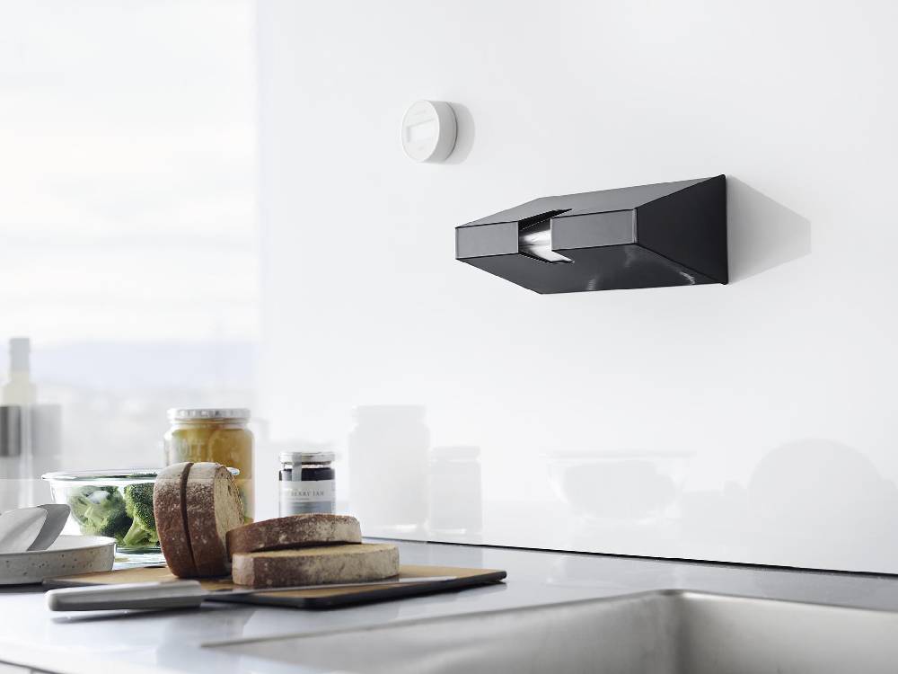 壁にマグネットで固定できるシルバーのスチール製タワー型プラスチックバッグケース