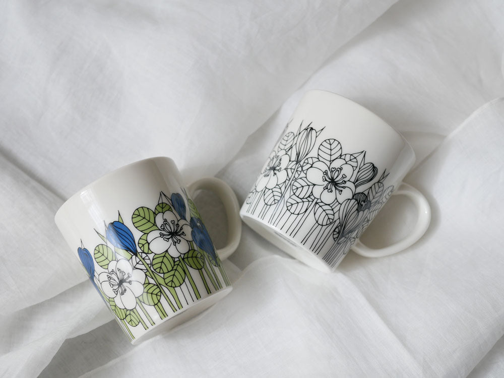 アラビアの磁器製デザインマグカップ、花柄が施されたセラミックコーヒーマグ