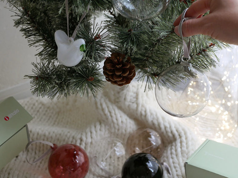 クリスマスツリーに飾られたイッタラの無鉛ガラスオーナメントセット