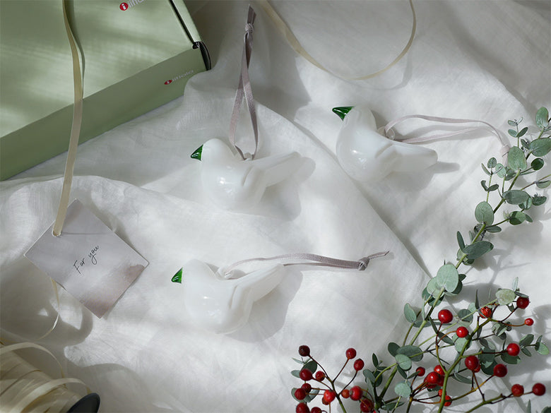 イッタラの無鉛ガラスオーナメントセット。クリア、グレー、ホワイトのガラスボールとバードが並んでいる様子