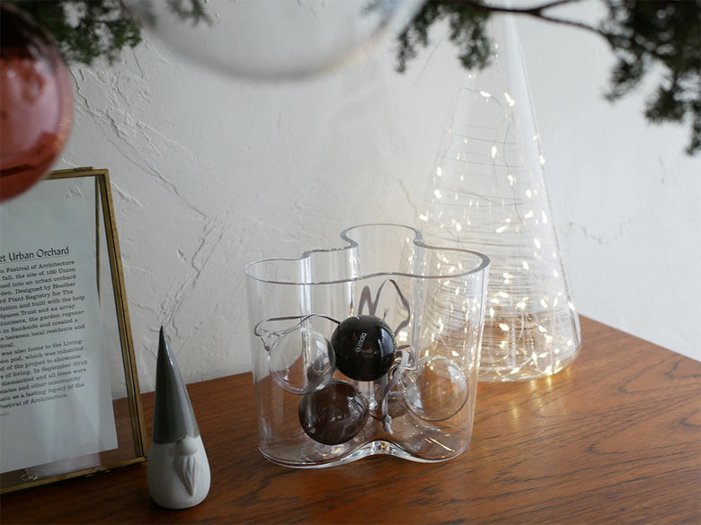 イッタラのクリスマス用無鉛ガラスオーナメントセット。クリアとグレーのオーナメントボールおよびホワイトのガラスバードが美しく配置された透明なデコレーション