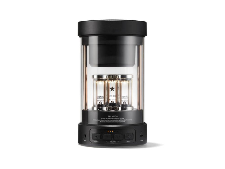 BALMUDAのThe Speaker。スタイリッシュなデザインでABSと金属素材を使用したホーム用スピーカー。直径約105mm、高さ188mmの黒または白モデル。