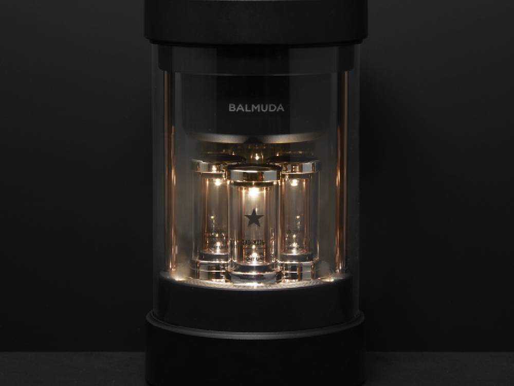 BALMUDAバルミューダ The Speakerの黒色モデル。スタイリッシュなABSと金属素材を使用したコンパクトなスピーカー本体と透明アクリルパイプが特徴的なデザイン。