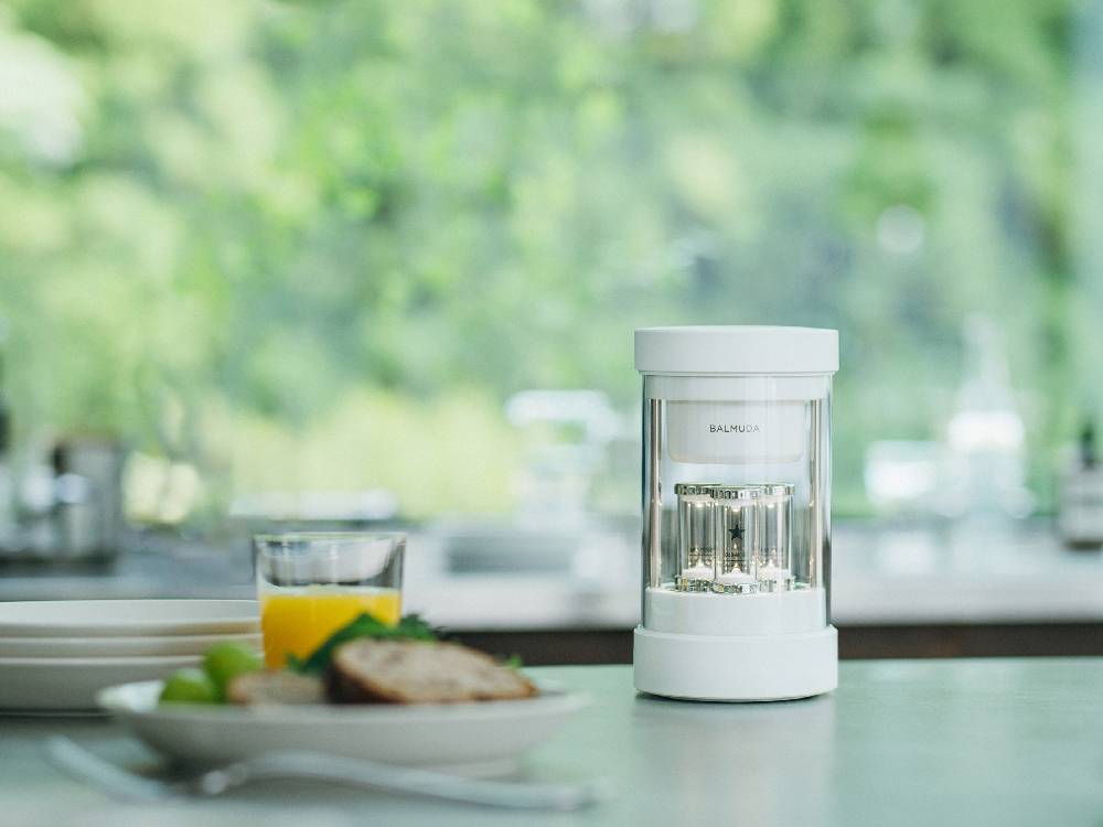 BALMUDA（バルミューダ）のThe Speaker黒色モデル。キッチンに適した小型家庭用スピーカーで、蓋が付いたデザインが特徴的です。