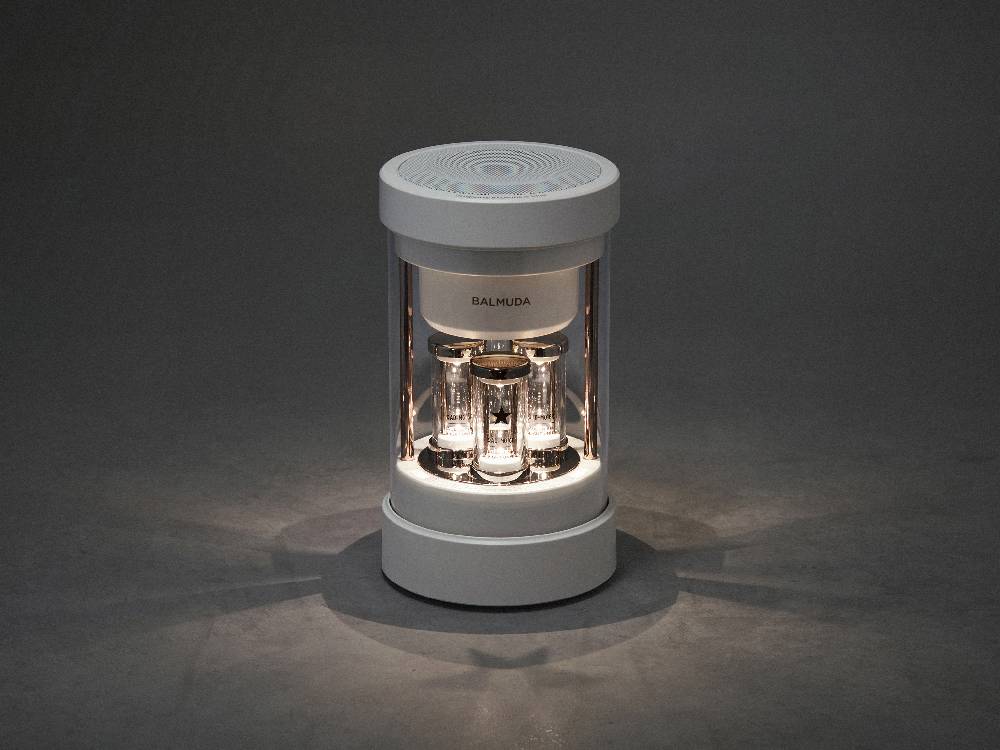 バルミューダ The Speaker シルバーモデルの電子スピーカー本体がスタイリッシュな台座に置かれている画像