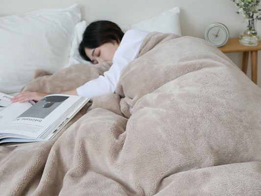 ポリエステル製の【Le bois/ルボア】2WAY掛け布団カバーが敷かれたベッド