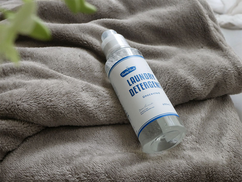 家庭用および個人用ケア用途の液体スプレーが入ったプラスチックボトル