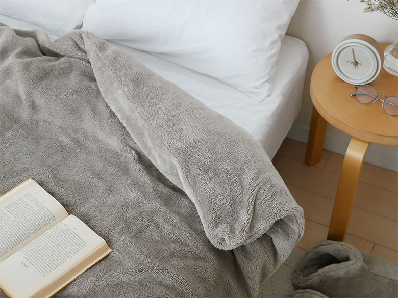 Le bois（ルボア）の2WAY掛け布団カバーと枕、ブランケットが整えられたベッドセット