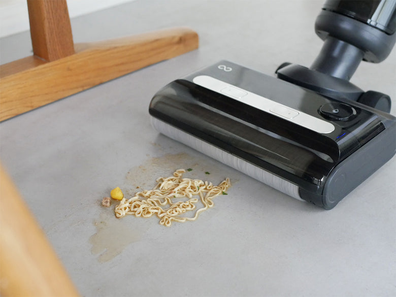 木製フローリングの上に置かれたMindoo AquaX吸引・水拭き対応掃除機