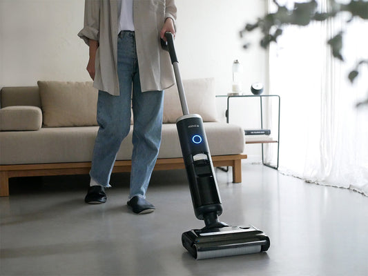 Mindoo AquaX吸引と水拭きが同時に可能な掃除機本体と充電スタンド、付属のロールブラシとフィルターがセットになった家庭用電化製品