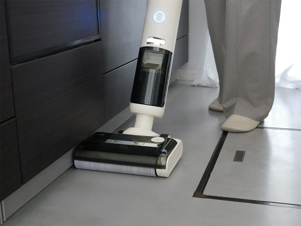 家庭用木製フローリングの上に置かれた【Mindoo AquaX】吸引と水拭きが可能な掃除機