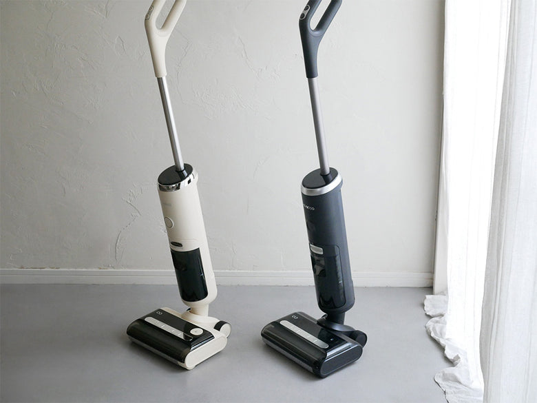 Mindoo AquaX掃除機と充電スタンド、付属フィルターが木製の床上に配置されている様子