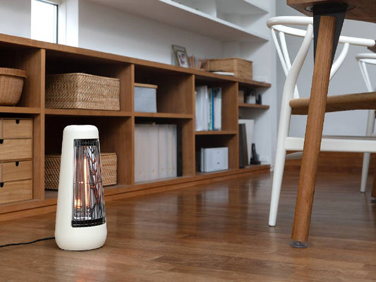 木目調の床の上に置かれたプラスマイナスゼロ カーボンヒーター H210