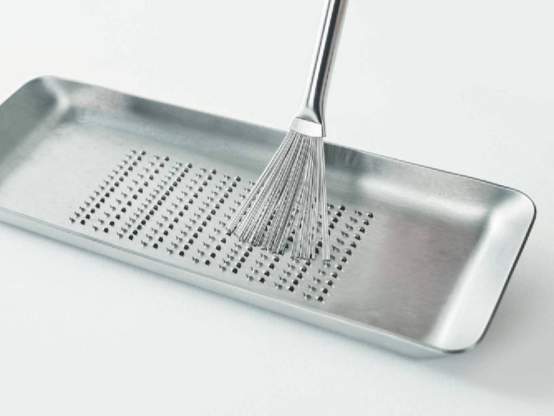 EAトCO製18-8ステンレスハケがメッシュトレイとスチールカッティングボードと共にキッチンに配置されている様子